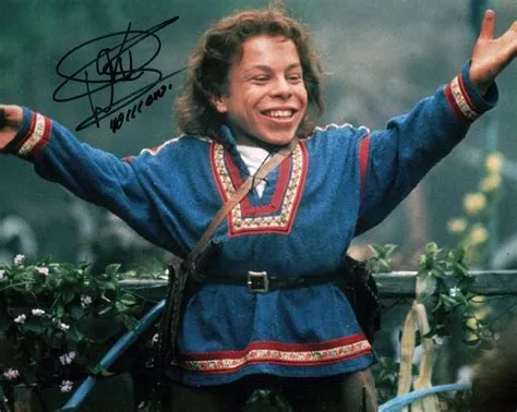 Willow Uma aventura fantástica com Warwick Davis em um reino mágico? Prepare-se para se maravilhar!